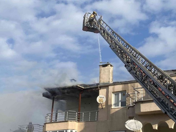 Büyükçekmece’de Korkutan Çatı Yangını