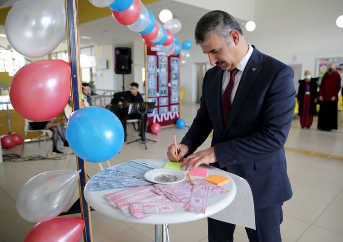 8 Mart’ta Rektör Çiftçi’den Kadınlara Tatlı İkramı