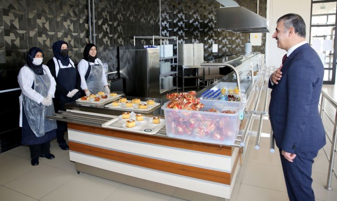 8 Mart’ta Rektör Çiftçi’den Kadınlara Tatlı İkramı