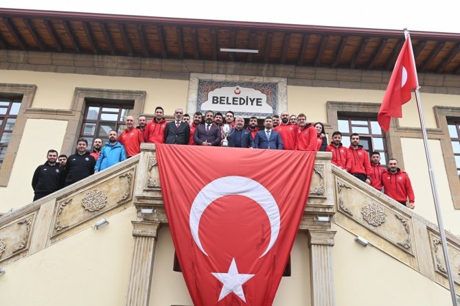 Şampiyonluk Kupası Başkan Aşgın’da