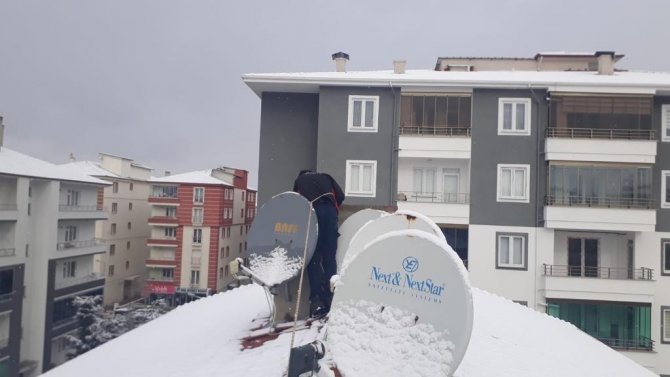 Bacaya Sıkışan Kediyi İtfaiye Ekipleri Kurtardı