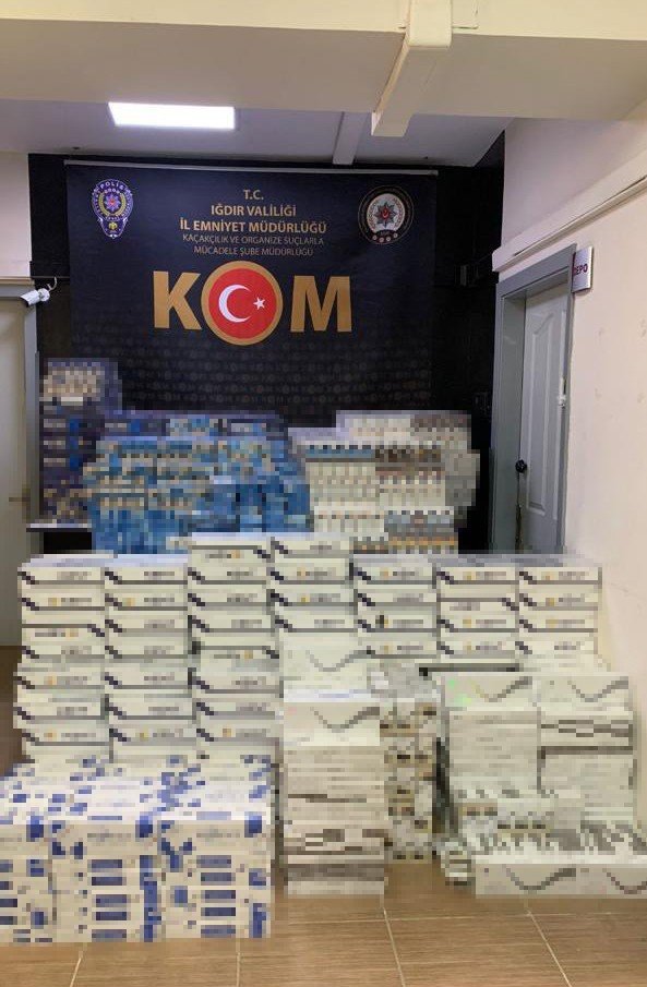 Polisin "Dur" İhtarına Uymayan Araçtan 15 Bin Paket Kaçak Sigara Çıktı