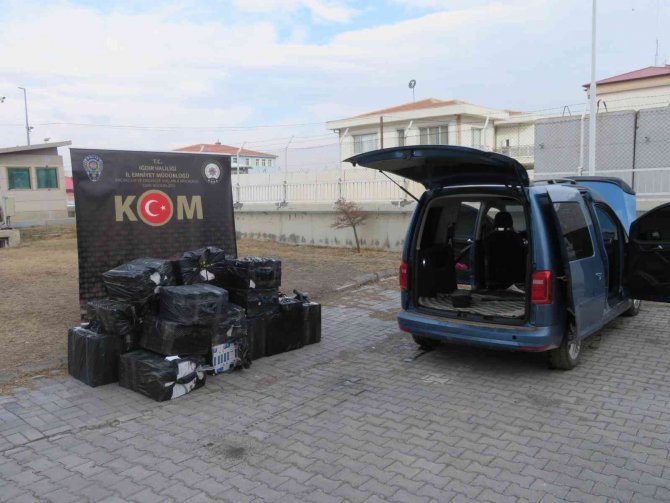 Polisin "Dur" İhtarına Uymayan Araçtan 15 Bin Paket Kaçak Sigara Çıktı