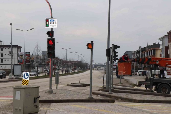 Trafik Işıklarında O Sloganı Gören Şaşırıp Kalıyor