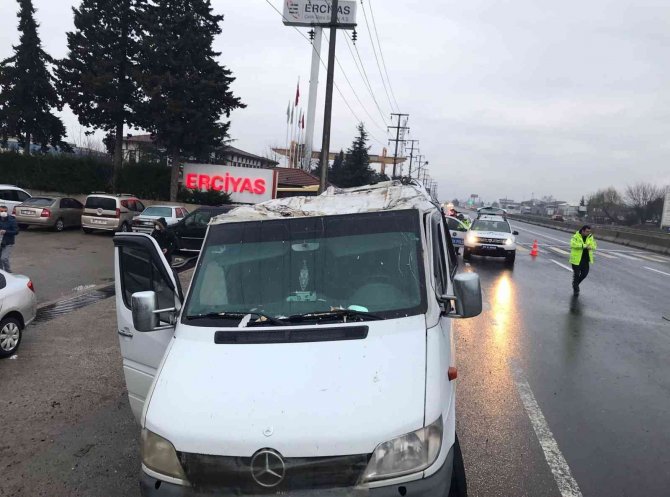 İ̇şçi Servisi İle Boru Yüklü Tır Çarpıştı 9 Yaralı