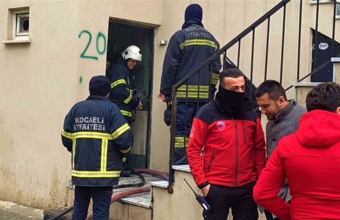 Binanın Giriş Katı Alevlere Teslim Oldu