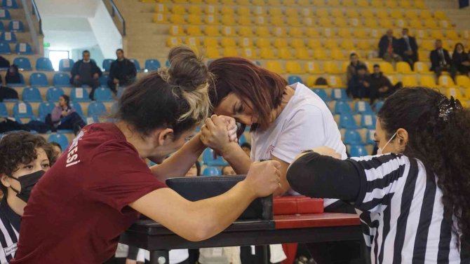 Edirne, ’Üniversitelerarası Bilek Güreşi’ Yarışmasına Ev Sahipliği Yapıyor