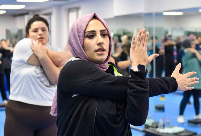 Esenyurt’ta Step Aerobik Derslerine Kadınlardan Yoğun İlgi