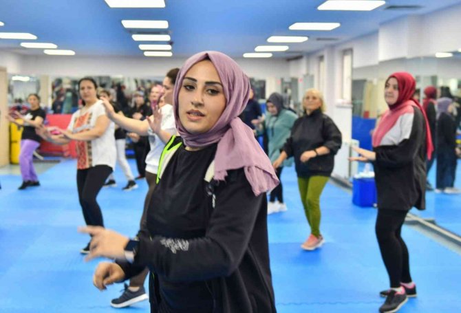 Esenyurt’ta Step Aerobik Derslerine Kadınlardan Yoğun İlgi