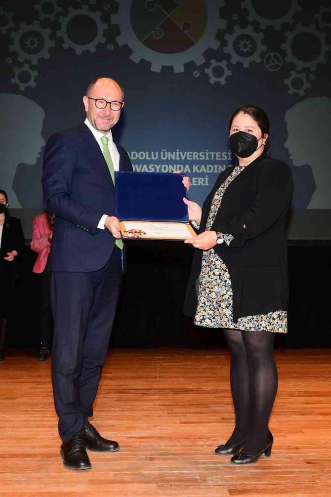 Anadolu Üniversitesi’nde 40 Bilim Kadınına Ödül Dağıtıldı