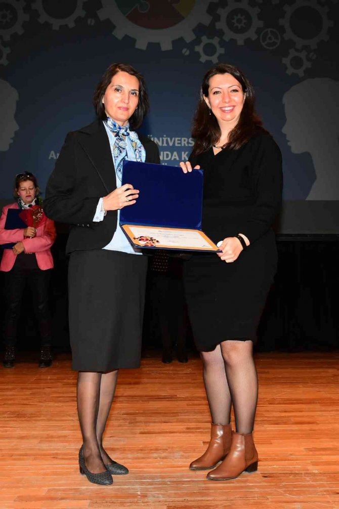 Anadolu Üniversitesi’nde 40 Bilim Kadınına Ödül Dağıtıldı