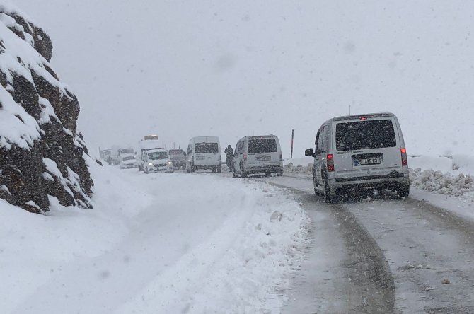 Şemdinli Yolu Yoğun Kar Yağışı Nedeniyle Ulaşıma Kapandı