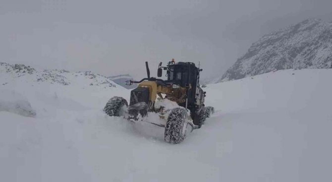 Siirt’te Kar 14 Köy Yolunu Ulaşıma Kapattı