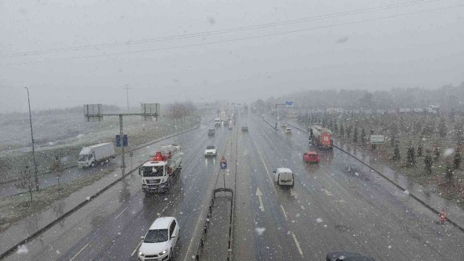 İ̇stanbul’un Yüksek Kesimlerinde Kar Yağışı