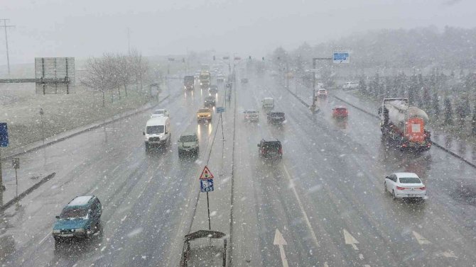 İ̇stanbul’un Yüksek Kesimlerinde Kar Yağışı