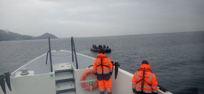Yunanistan Unsurlarınca Geri İtilen 77 Düzensiz Göçmen Kurtarıldı