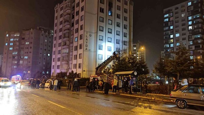 Sinir Krizi Geçiren Şahıs Evini Ateşe Verdi