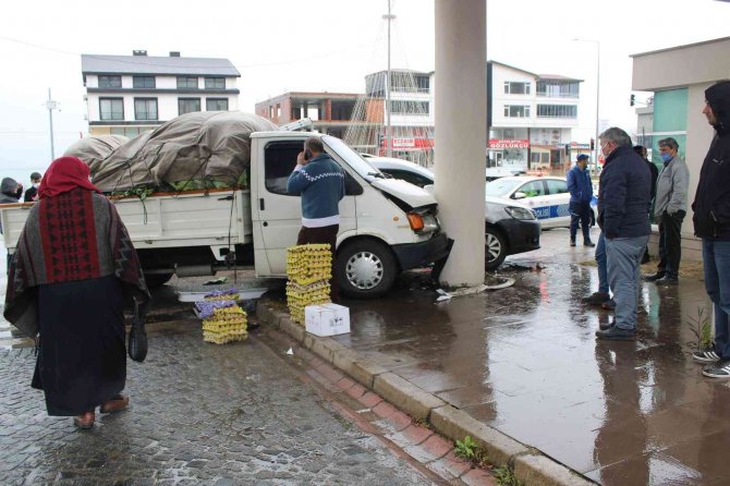 Ordu’da Trafik Kazası: Araçlar Hastane Girişindeki Beton Direğe Çarparak Durabildiler