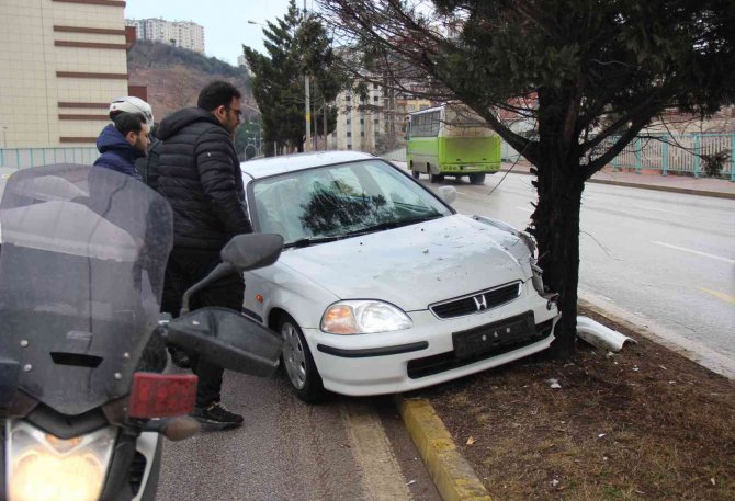 Kocaeli’de Otomobil Ağaca Çarptı: 2 Yaralı
