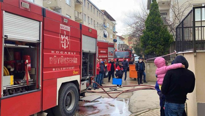 Binanın Giriş Katı Alevlere Teslim Oldu