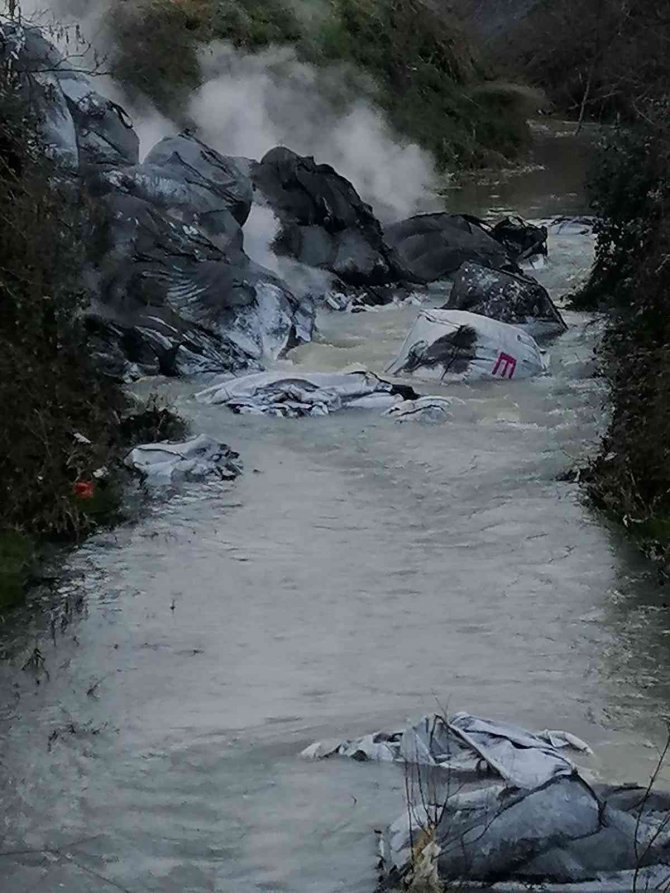 Kocaeli’de Çevre Katliamı: Çuval Çuval Atığı Dereye Attılar