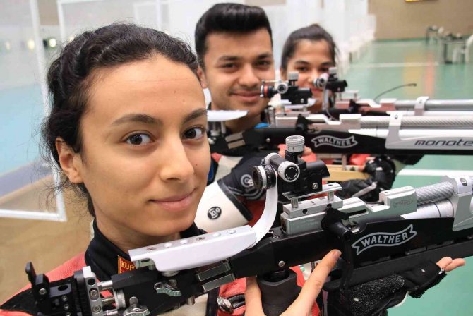 Şampiyon Gençler Olimpiyat Bileti İçin Ter Döküyor
