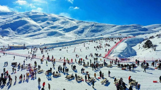 Denizli Kayak Merkezi’nde Kar Kalınlığı Zirvedeki Yerini Koruyor