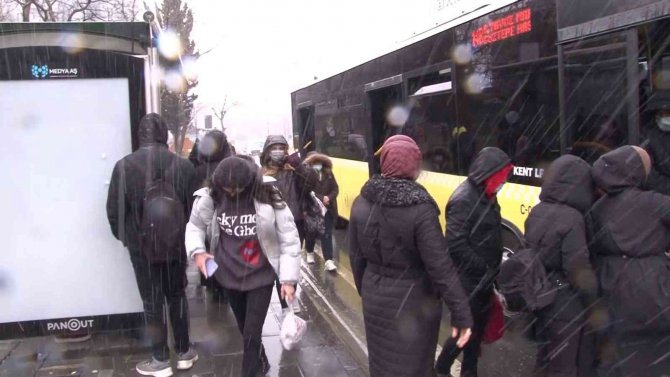 İ̇stanbul’da Beklenen Kar Yağışı Üsküdar’da Etkisini Gösterdi
