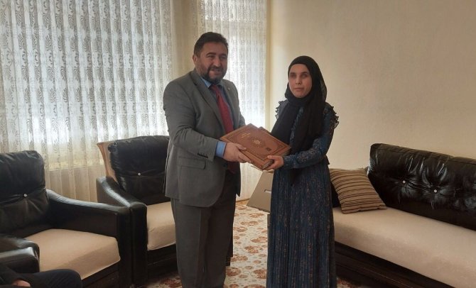 Müftülükten Görme Engelli Gence Anlamlı Hediye