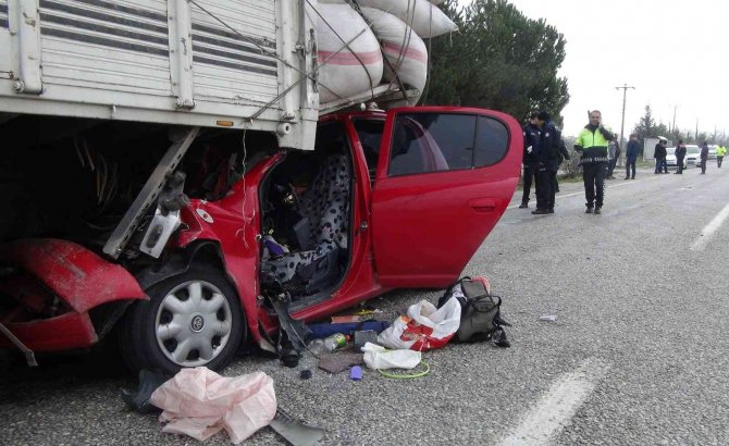 Otomobil Kamyonun Altına Girdi: 1 Yaralı