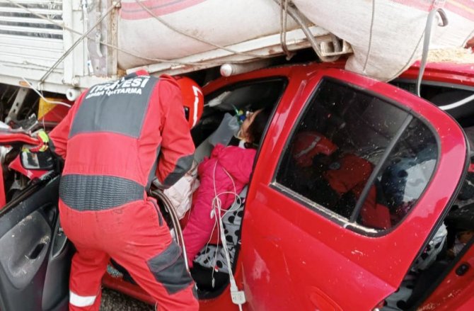 Otomobil Kamyonun Altına Girdi: 1 Yaralı