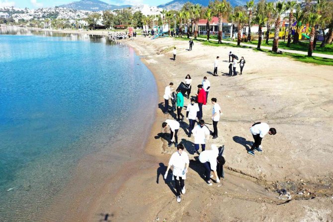 Bodrum’da Deniz Pırıl Pırıl Oldu