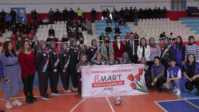 Kadınlar Sahaya İndi, Dostluk Kazandı