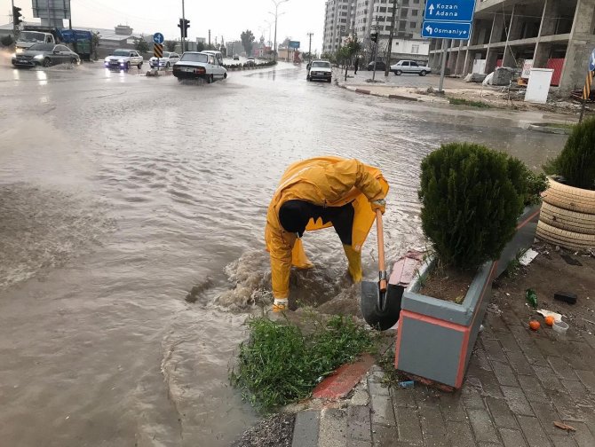 Osmaniye’de Sağanak Yağış Su Baskınlarına Neden Oldu