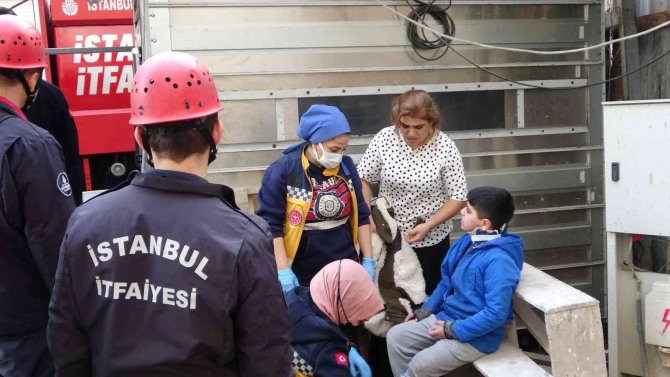 Pendik’te İnşaatta 5 Metre Derinliğindeki Çukura Düşen Çocuk Kurtarıldı