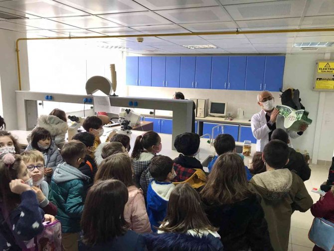 Profesör Satıl’dan Minik Öğrencilere Biyoloji Dersi