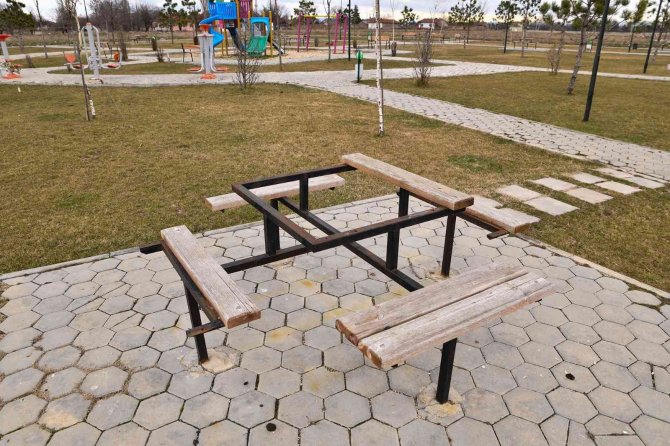 Tepebaşı’nda Parklar Magandaların Hedefi Oldu