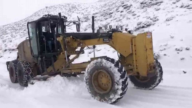 Siirt’te Kar 14 Köy Yolunu Ulaşıma Kapattı