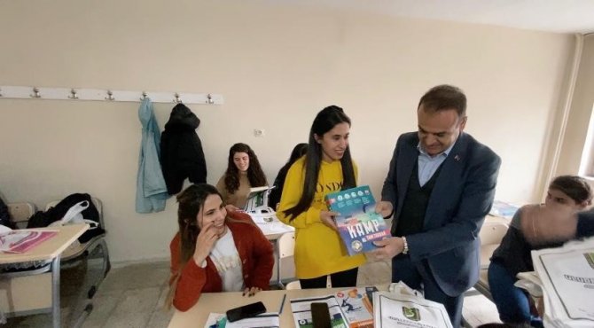 Uludere Belediye Başkanı Ürek’ten Sınavlara Hazırlanan Öğrencilere Kitap Desteği
