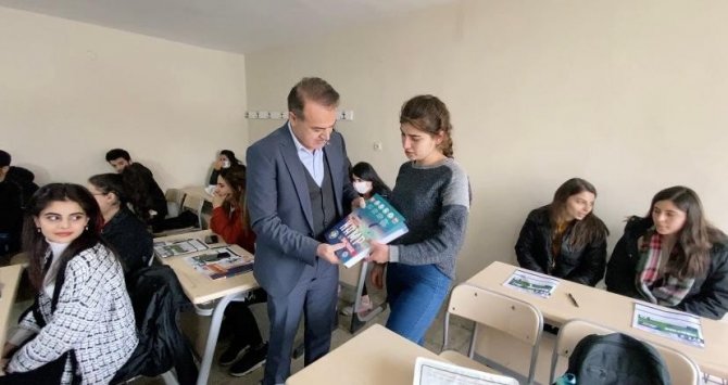 Uludere Belediye Başkanı Ürek’ten Sınavlara Hazırlanan Öğrencilere Kitap Desteği