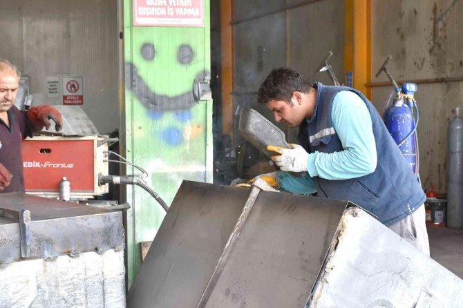 Tarsus Belediyesi, 2021 Yılında 2 Bin 150 Çöp Konteynerini Geri Kazandırdı
