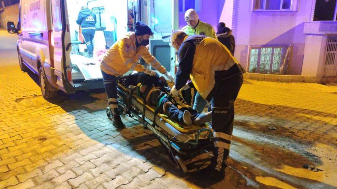 Otomobil Bahçe Kapısına Çarptı: 1 Yaralı