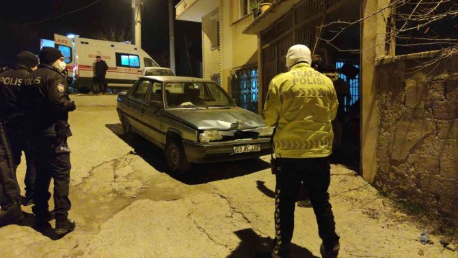 Otomobil Bahçe Kapısına Çarptı: 1 Yaralı