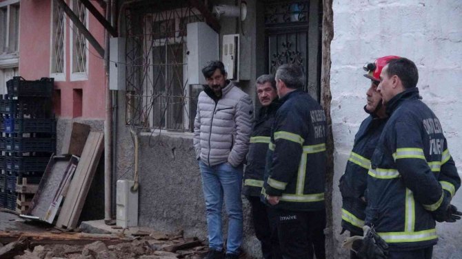 Tokat’ta Metruk Evin Duvarı Çöktü