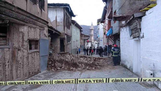 Tokat’ta Metruk Evin Duvarı Çöktü