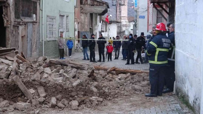 Tokat’ta Metruk Evin Duvarı Çöktü