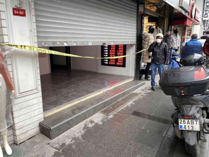 Zeytinburnu’nda Döviz Bürosuna Silahlı Soygun Girişimi Kamerada