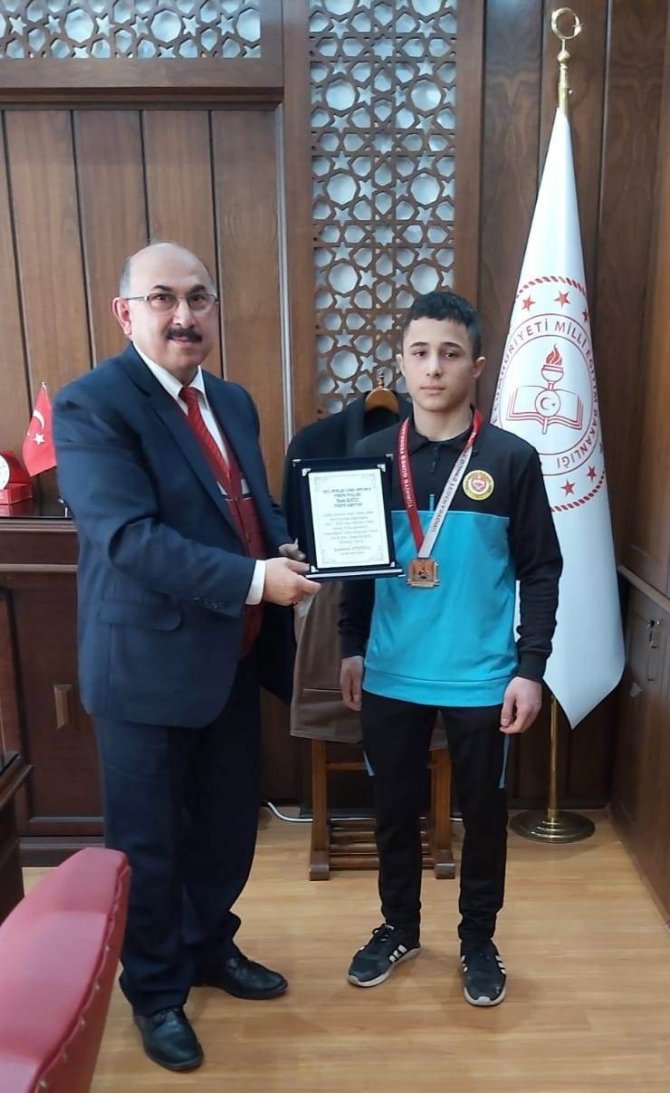 Şampiyon Güreşçiler, Milli Eğitim Müdürünü Ziyaret Etti