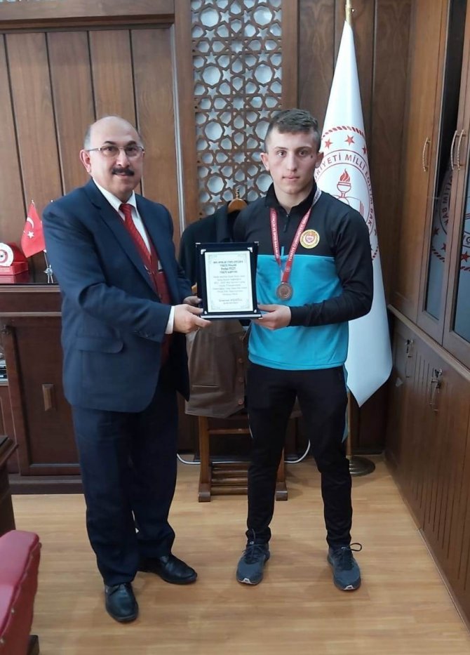 Şampiyon Güreşçiler, Milli Eğitim Müdürünü Ziyaret Etti