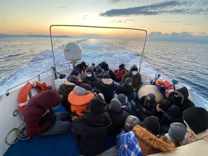 Denizde Sürüklenen 23 Düzensiz Göçmen Kurtarıldı